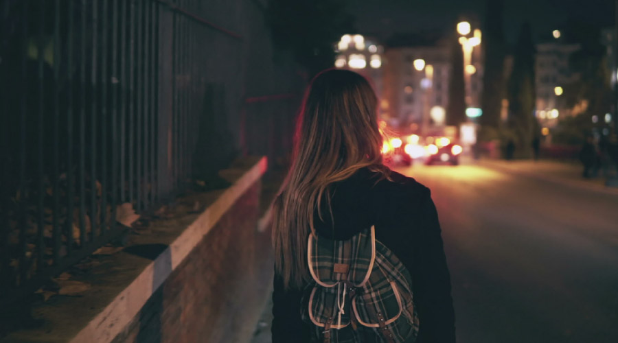 art-48-Caminas-de-noche-y-sin-miedo